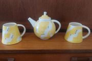 Fabulous Set of Hand-Thrown and Hand-Decorated Art Pottery by Irish Ceramicist Etaoin O Reilly, Two Mugs and a Matching Rare Discontinued Teapot in the Sunshine Yellow Geo Collection Inspired by the Memphis Design Movement