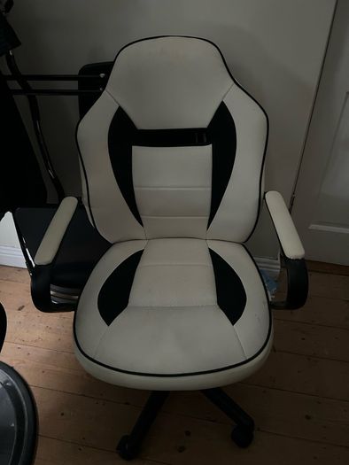 desk/gaming chair