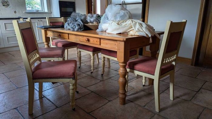 Kitchen table and 6 chairs