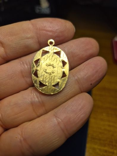 Religious 3D medal that changes pictue from cross to a saint