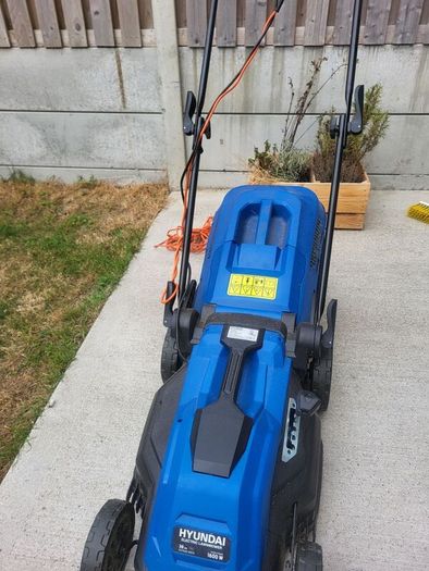 Hyundai 38cm Corded Electric 1600w 230v/240v Roller Mulching Lawnmower - HYM3800E