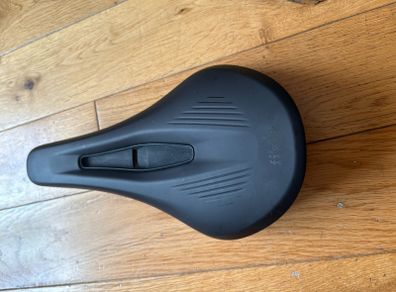 Road and gravel saddles