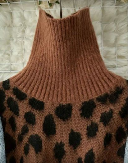 Ribbed lose leopard print polo neck jumper