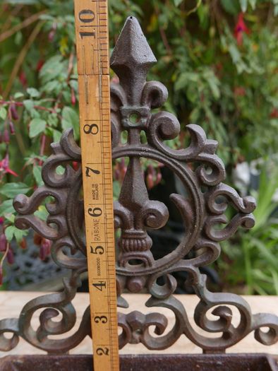 Antique Victorian cast iron wall mounted bird bath bird feeder