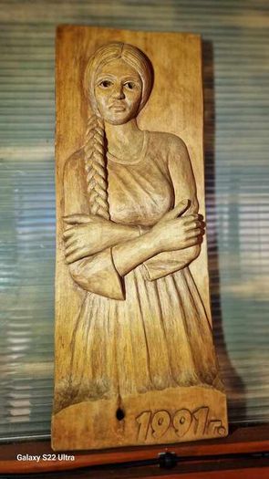 Sculptures, portraits made of wood.