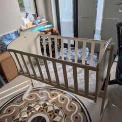 Baby swinging crib