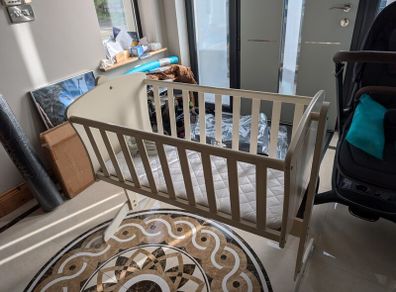Baby swinging crib
