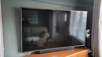 Lg Tv 70 Inch Model 70uj675v. Wall Mount Included