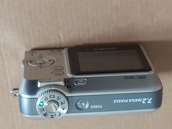 Sony Cyber-Shot Model DSC-S650, 7.2 Megapixels, Takes 2 x AA Baterys, in excellent working and cosmetic condition