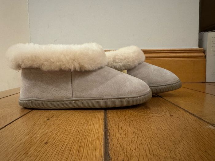 sheep skin slippers size 4 -5 UK