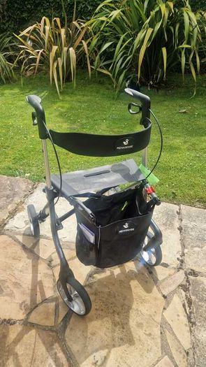 Lightweight foldable rollator