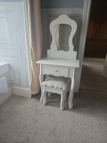 Kids vanity table