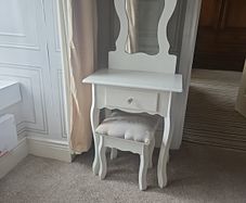 Kids vanity table