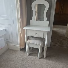 Kids vanity table