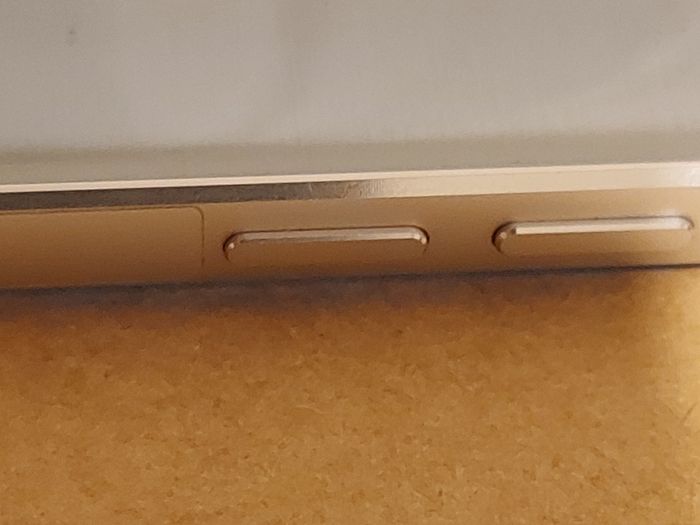 LG G6 mobile phone, 32GB, sim tray missing, excellent cosmetic condition otherwise