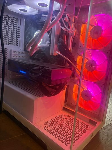 High-end Gaming setup - Ryzen 7 7700x / RX 7800 XT / Triple monitors