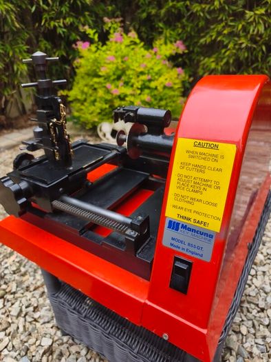 Key cutting/duplicating machine