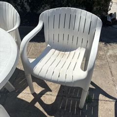 White Plastic Garden Furniture Set (Table + 4 Chairs)