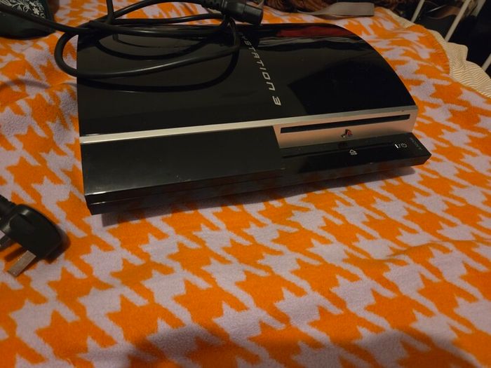 Ylod Ps3 the PlayStation 3 CECHC03 (a 60GB PAL/UK model) is backwards compatible with PlayStation 2, PlayStation 1, and PS3 games
