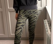 Stunning Lululemon Full Flourish black sweater.