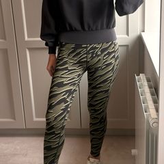 Stunning Lululemon Full Flourish black sweater.