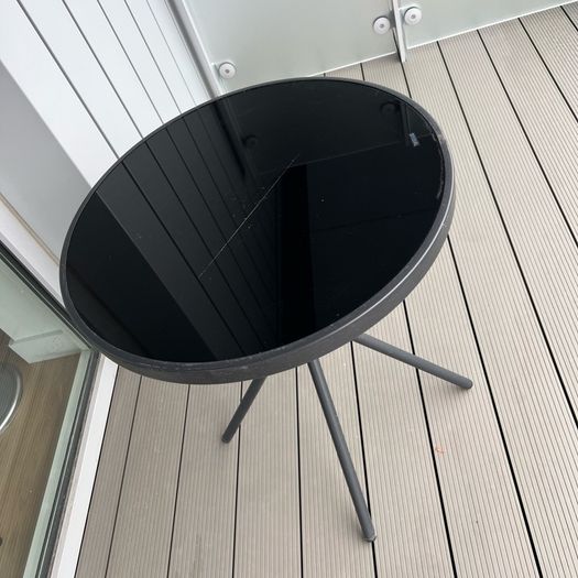 Round garden table