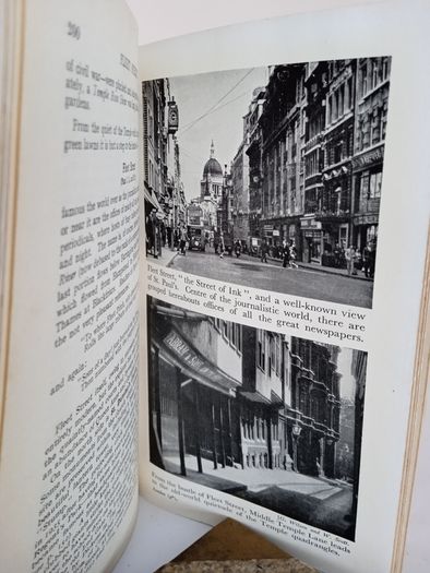Ward Lock's Guide to London with Large Section Plans of Central London; Map of London and Twelve Miles Round (PT256)
