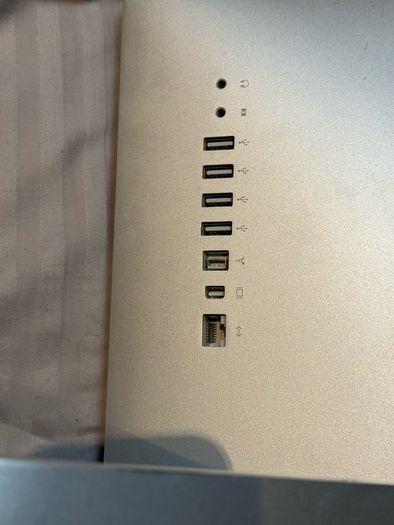 Apple iMac 21.5 inch Late 2009 - needs hard drive/OS - spares/repair