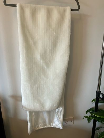Faux fur stole rectangular, white colour.