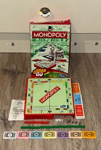Hasbro Gaming Monopoly Grab & Go Travel Board Game