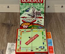 Hasbro Gaming Monopoly Grab & Go Travel Board Game
