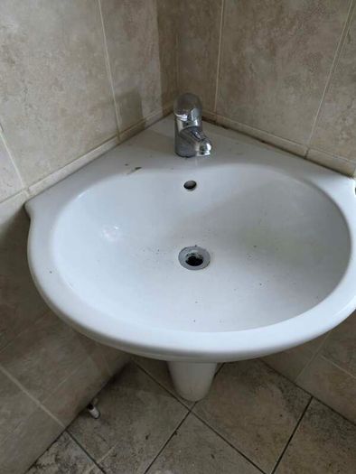 Corner bathroom sink