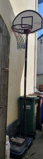 A Free Standing Basket Ball Hoop - Read Carefully - #