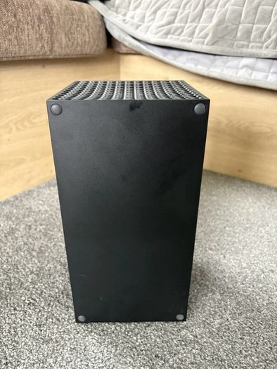 xbox series X 1TB and controller 2