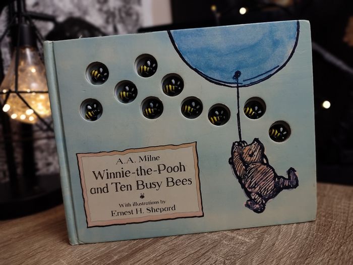 Winnie the Pooh and Ten Busy Bees ! Hardcover ! 2002 ! by Egmont Books !