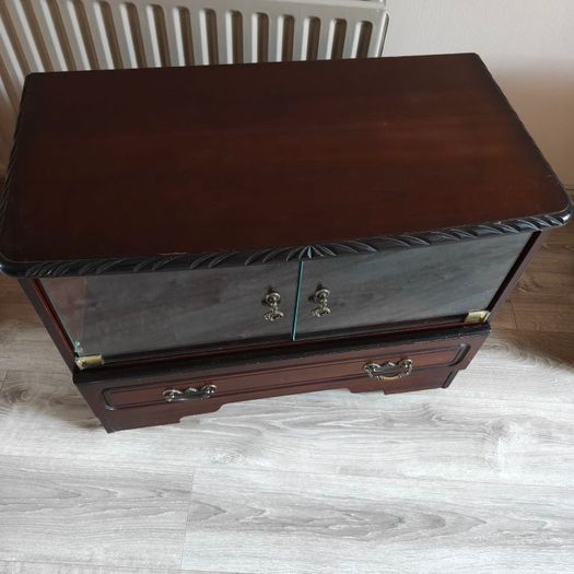 Vintage Mahogany-Style TV Stand / Media Cabinet (On Wheels)
