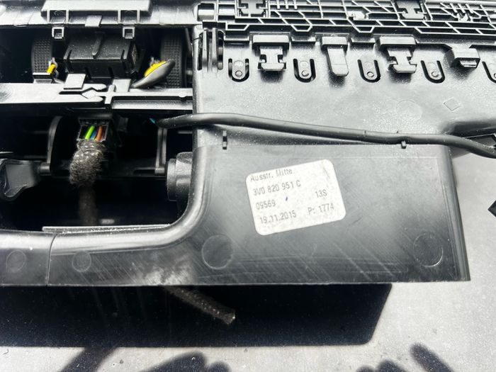 Skoda Superb Centre Vent 3V0 820 951 C