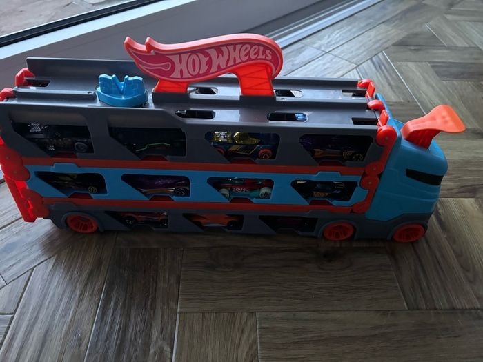 Hot wheels transporter and 22 cars