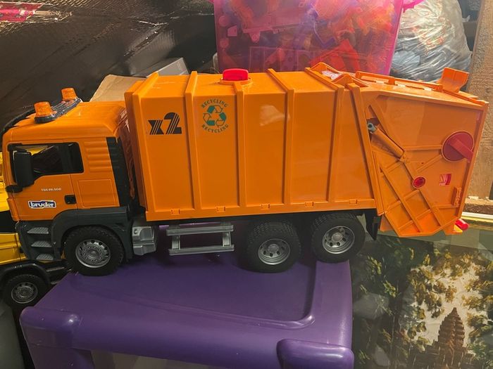 Bruder recycling truck