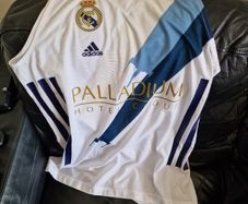 2 men's Arsenal t-shirts 1Real Madrid
