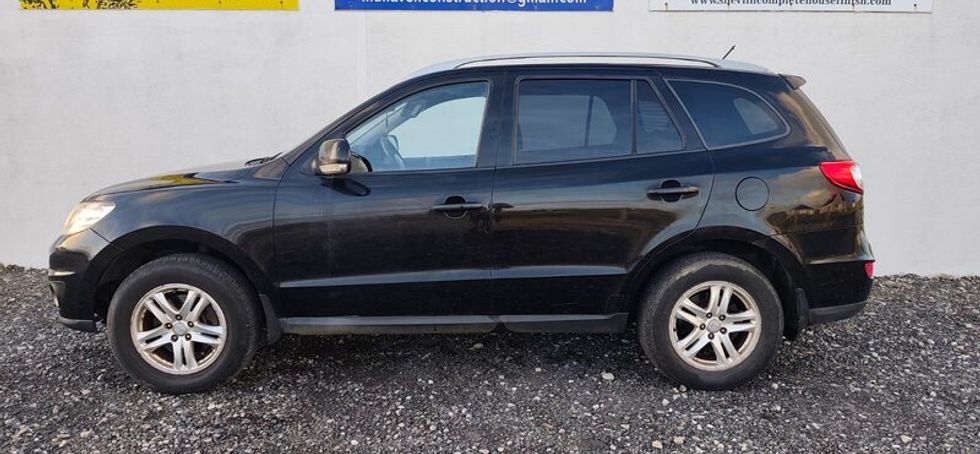 Black Santa Fe Jeep