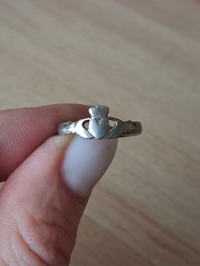 Vintage silver claddagh ring