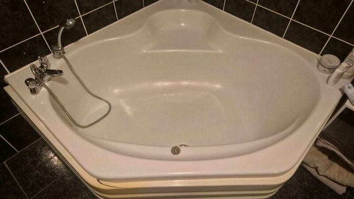 Corner bath