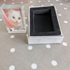 Solid glass frame for picture