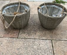 2 Hanging Pots