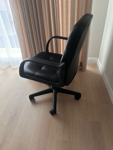 Black office chair