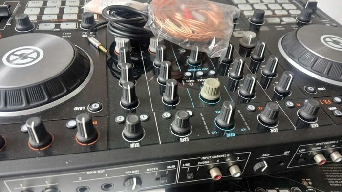 Native Instruments Traktor Kontrol S4 MK2 &Headset