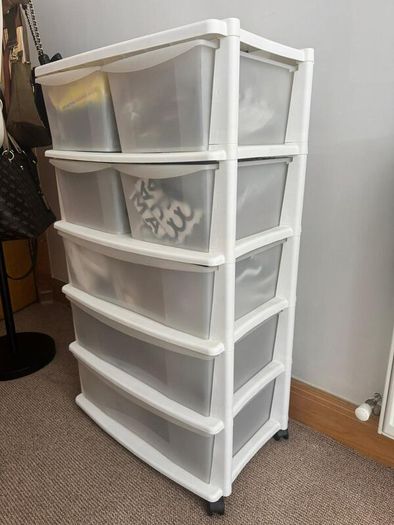 Shoes storage unit