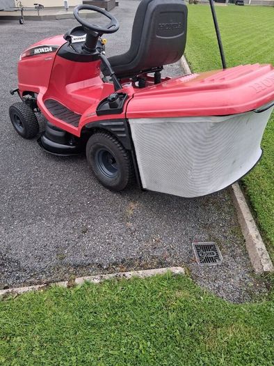 Honda HF 2315 V-Twin Hydrostatic Ride on Lawnmower