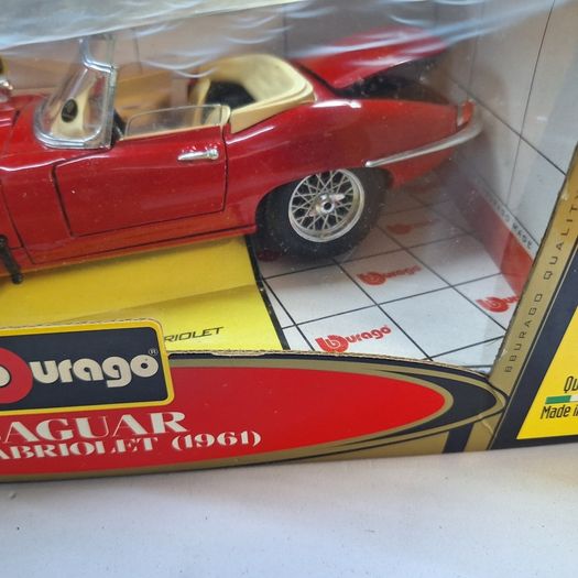Burago 1/18 Jaguar "E" Cabriolet (1961) Die-Cast Model Car - Special Collection (Made in Italy)